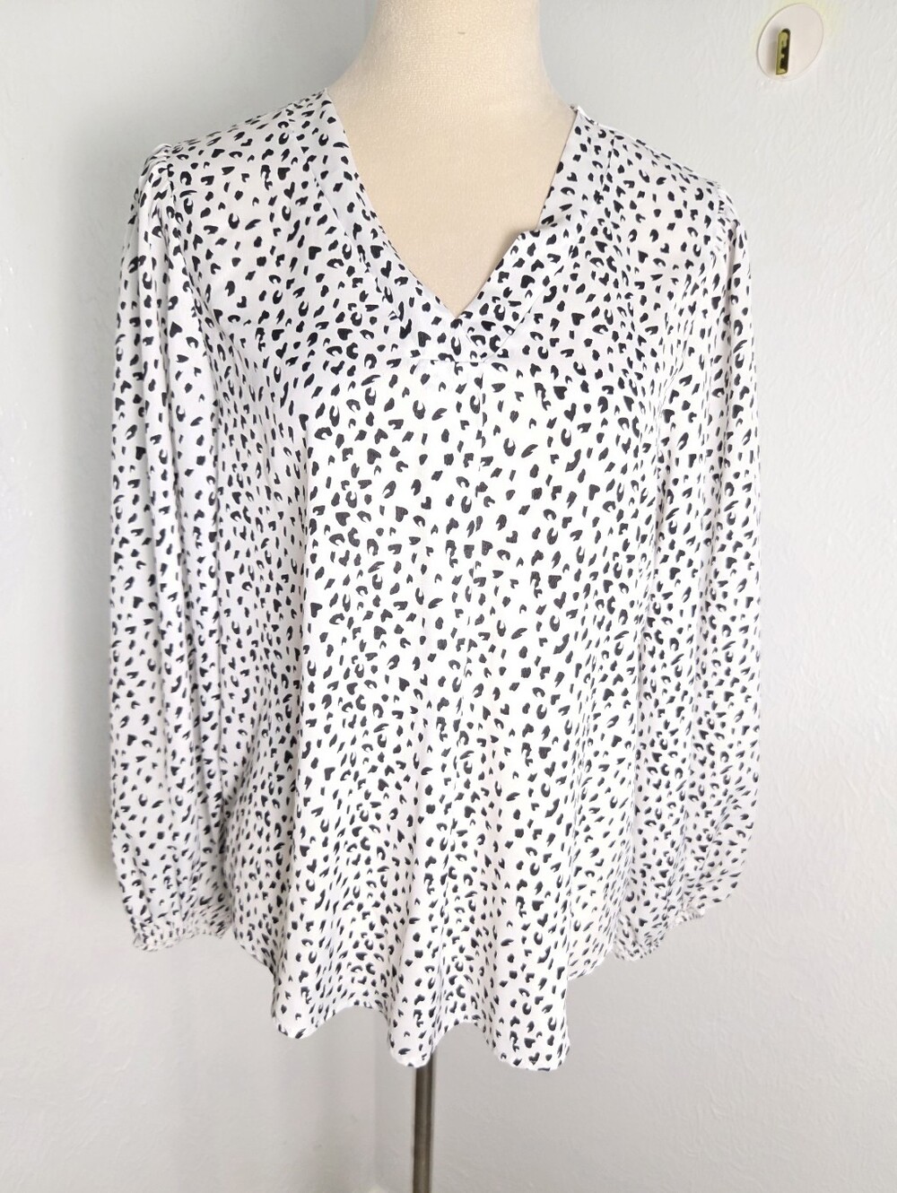 White & Black Dotted V-Neck Long Wide Sleeve Top, Size Medium - Picture 2 of 9